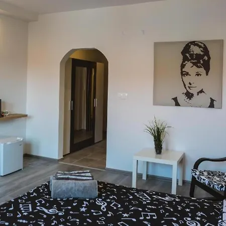 Victoria & Victoria *