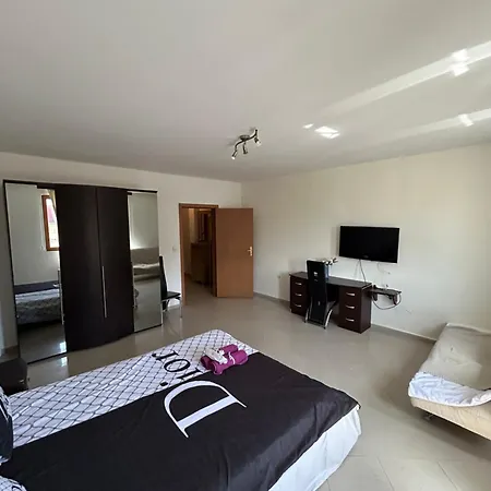 Victoria & Victoria Apartment *