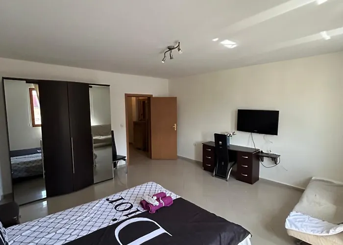 Victoria & Victoria Apartment *